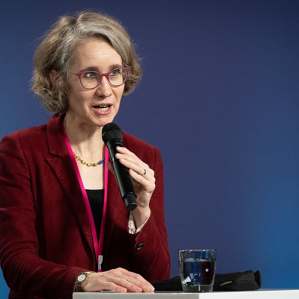 Professorin Kristin Shi-Kupfer spricht ins Mikrofon.