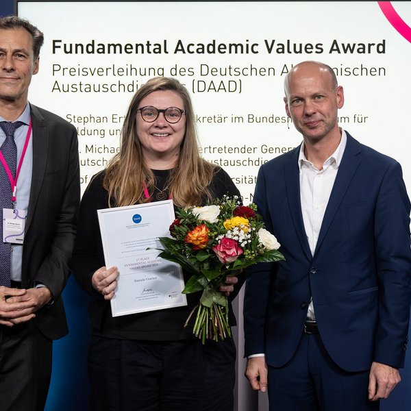 Dr. Michael Harms und Stephan Ertner mit Siegerin des Fundamental Academic Values Award Professor Daniela Craciun.