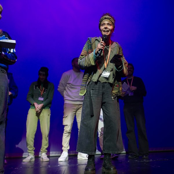 Junge Frauen performen auf der Bühne.