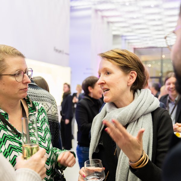 Gäste der Auftaktveranstaltung im Gespräch.