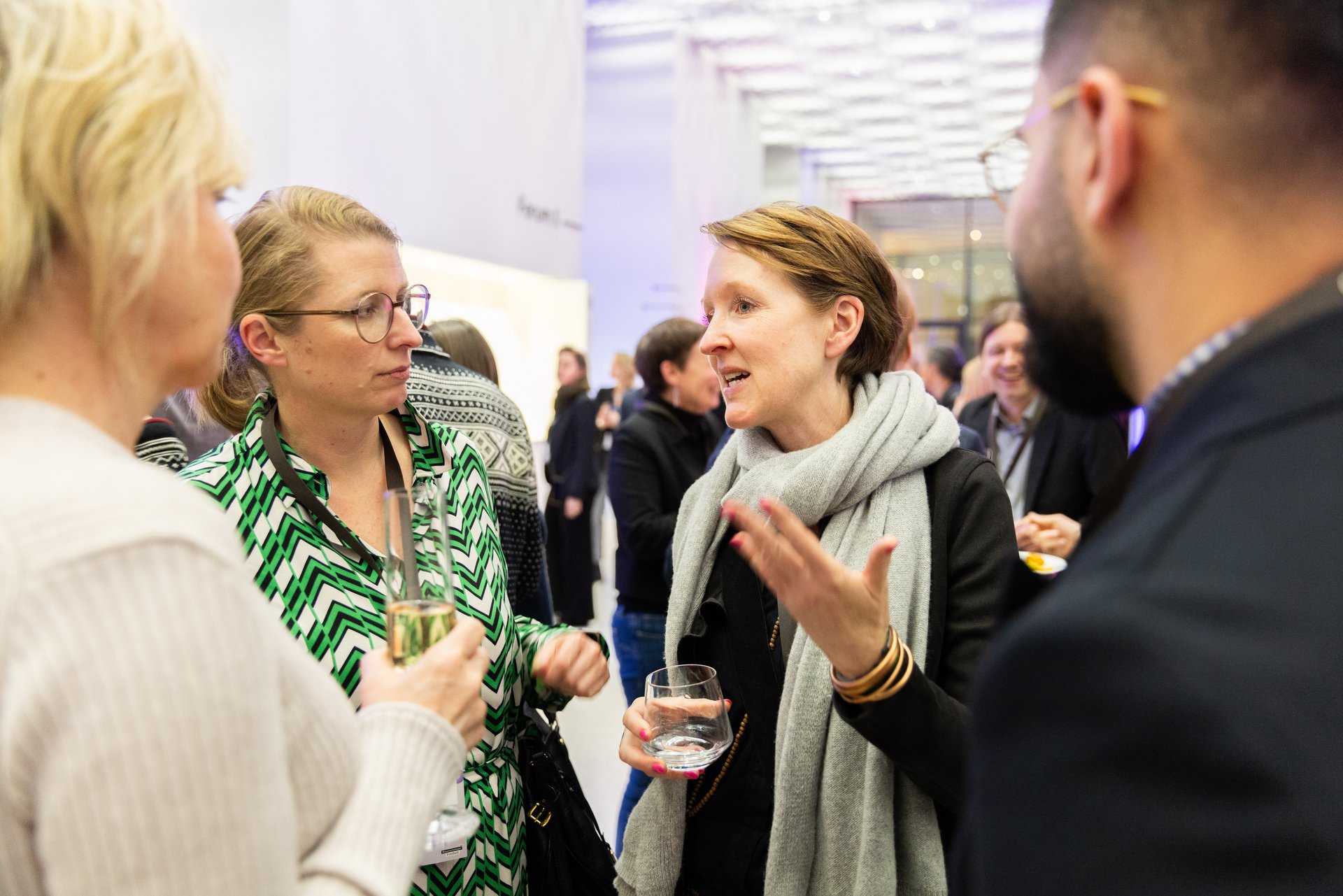 Gäste der Auftaktveranstaltung im Gespräch.