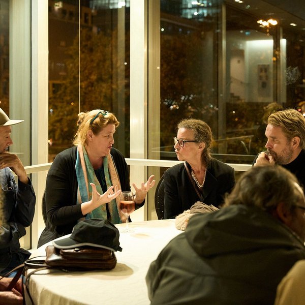 Die Expertinnen und Experten sitzen mit Besuchenden bei Tischgesprächen zusammen.