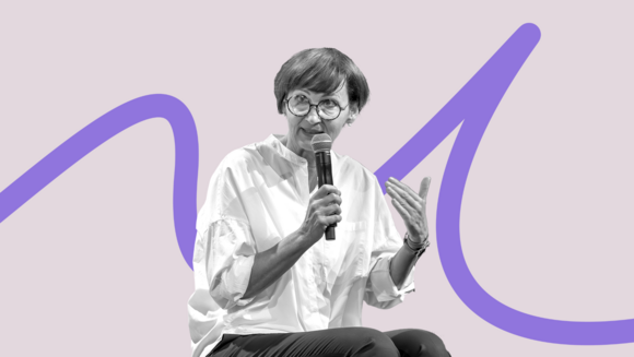 Foto von Bettina Stark-Watzinger vor der lila Linie.