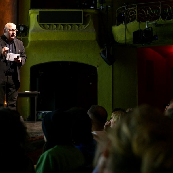 Soziologieprofessor Armin Nassehi spricht von der Bühne zum Publikum.