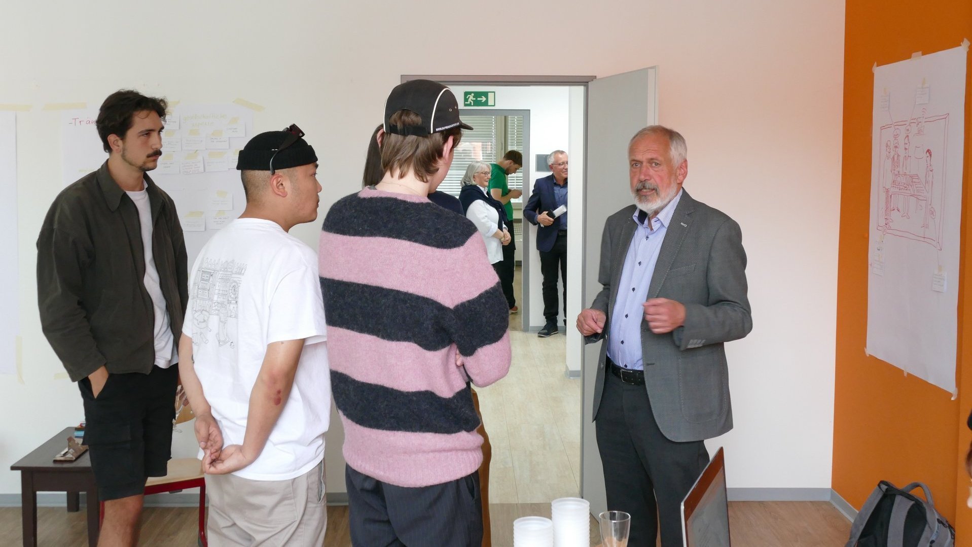 Studierende im Gespräch mit Verkehrsexperte Manfed Wacker.
