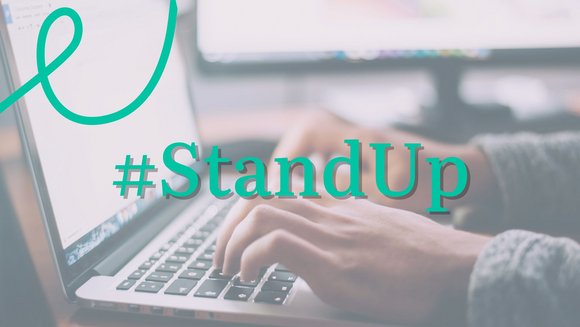 Der grüne Schriftzug "#StandUp". Im Hintergrund sind Hände, die in eine Laptoptastatur tippen, zu erkennen.