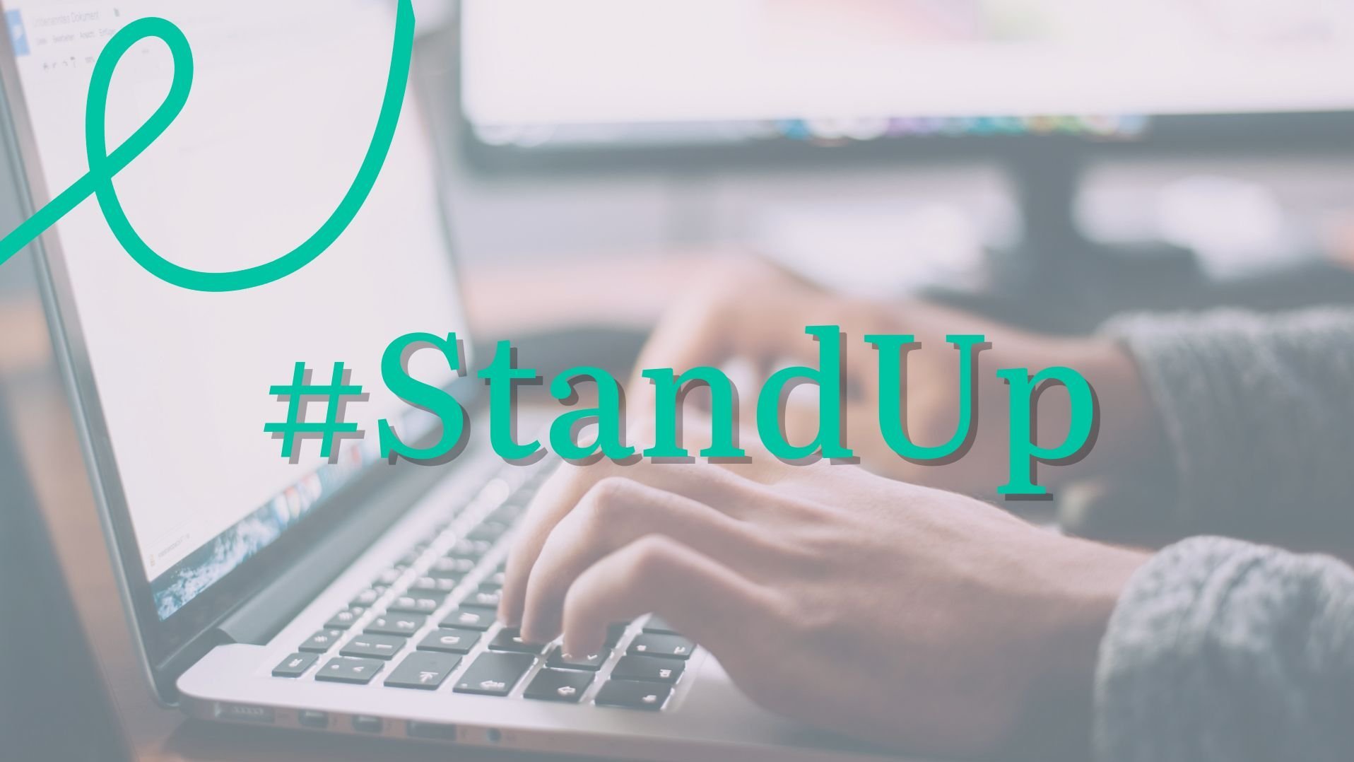 Der grüne Schriftzug "#StandUp". Im Hintergrund sind Hände, die in eine Laptoptastatur tippen, zu erkennen.