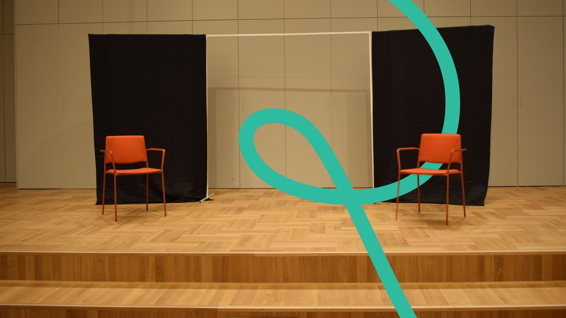 Zwei Stühle auf einer Bühne mit der grünen Linie.