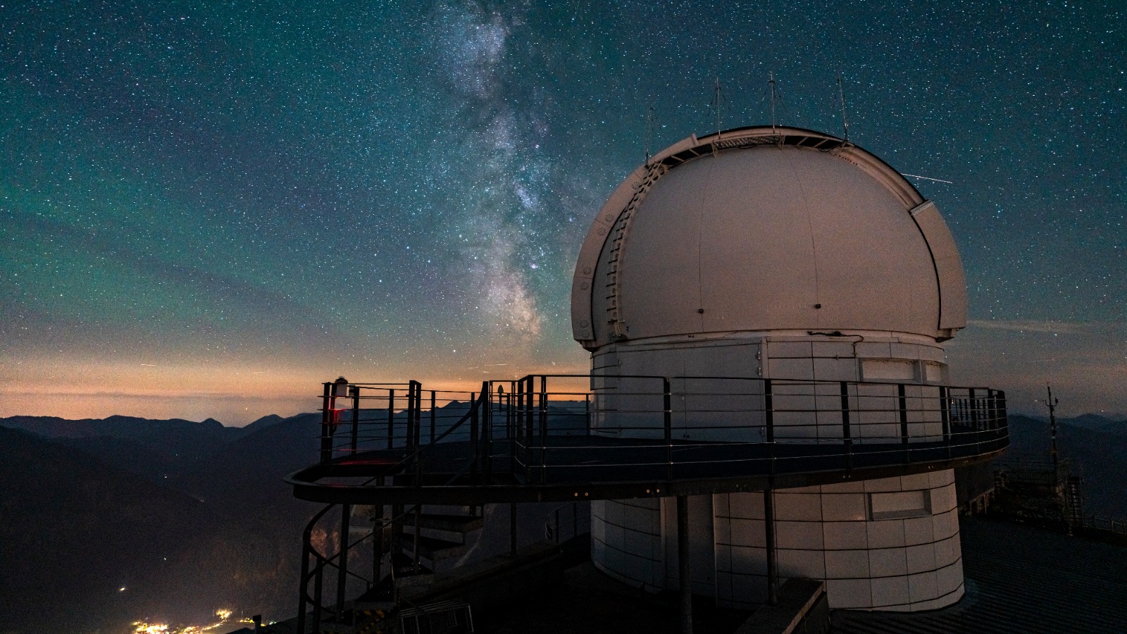 Foto vom Wendelstein-Observatorium vor dem Nachthimmel 