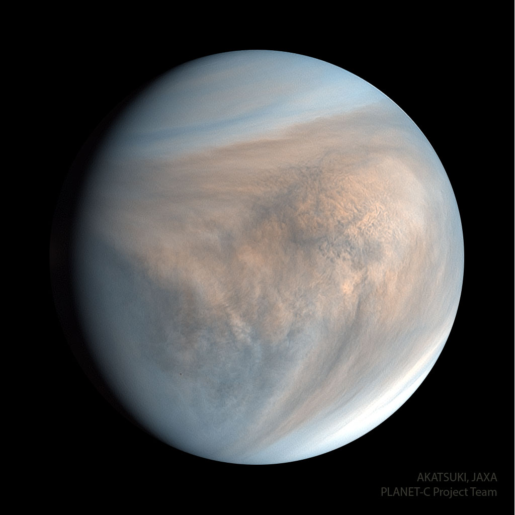 Der Planet Venus gehüllt in bläulich und orange erscheinende Wolken vor schwarzem Hintergrund. 
