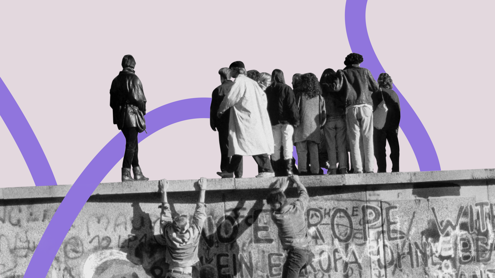 Foto von Menschen, die auf der Berliner Mauer stehen. Die lila Linie des Wissenschaftsjahres ist dahintergelegt. 