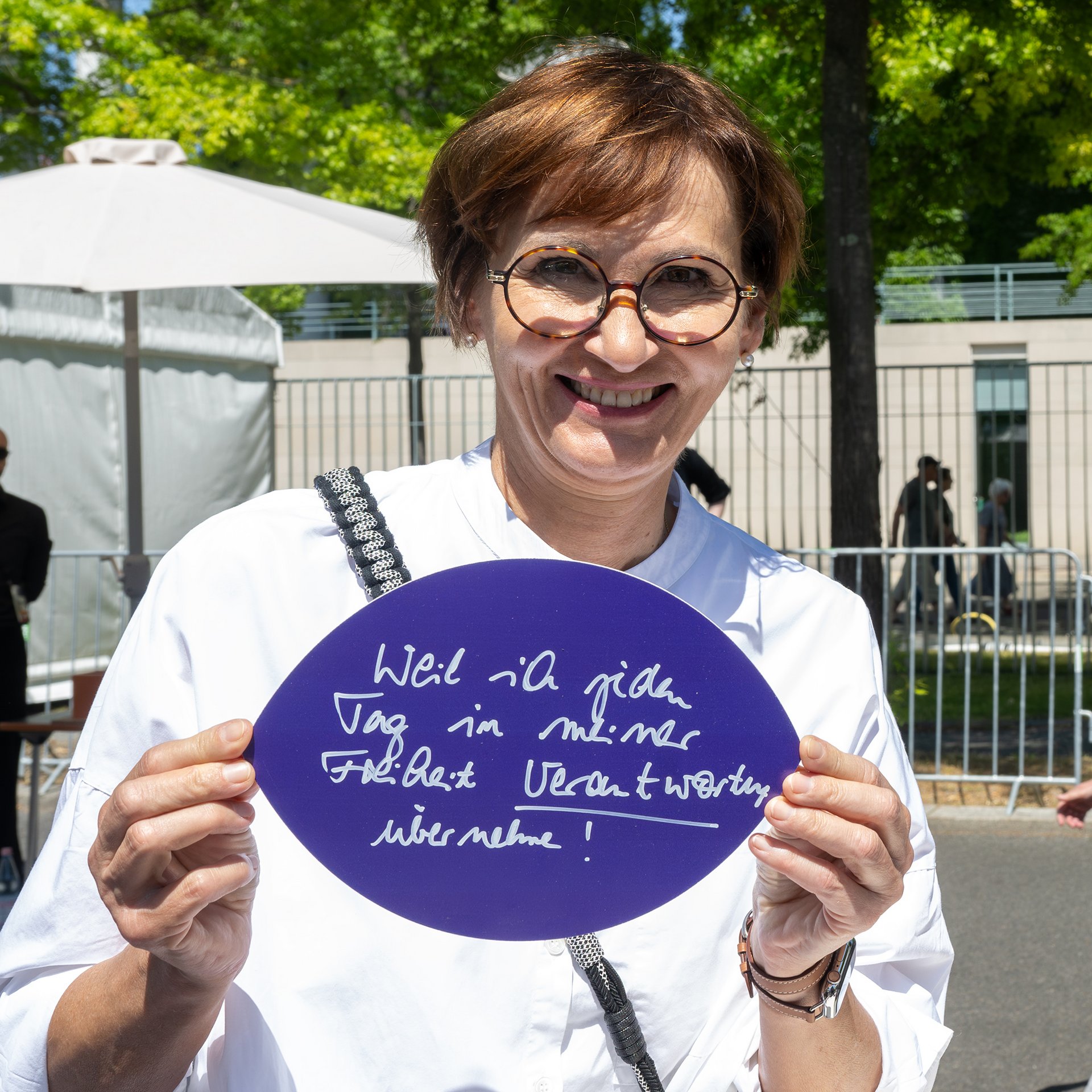 Bundesforschungsministerin Stark-Watzinger hält ein Schild mit der Aufschrift: „Weil ich jeden Tag in meiner Freiheit Verantwortung übernehme.“