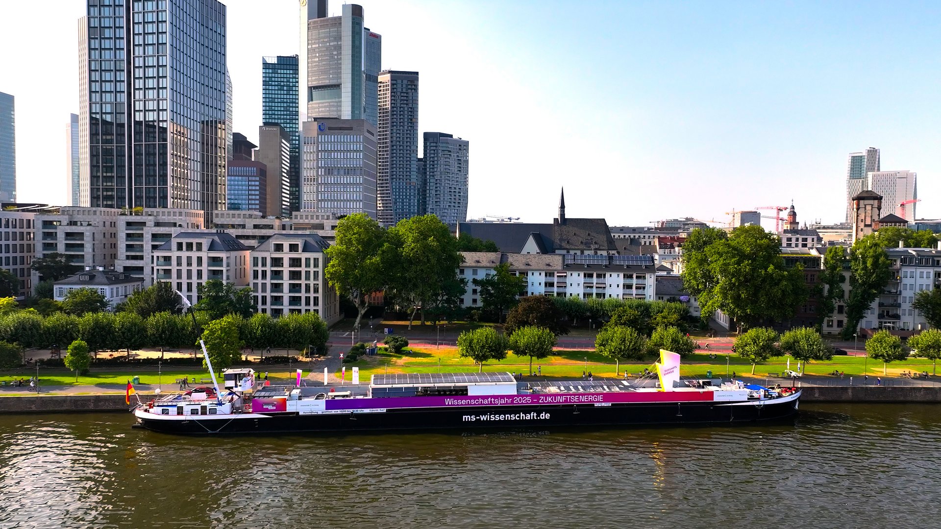 Die MS Wissenschaft vor der Skyline von Frankfurt am Main.