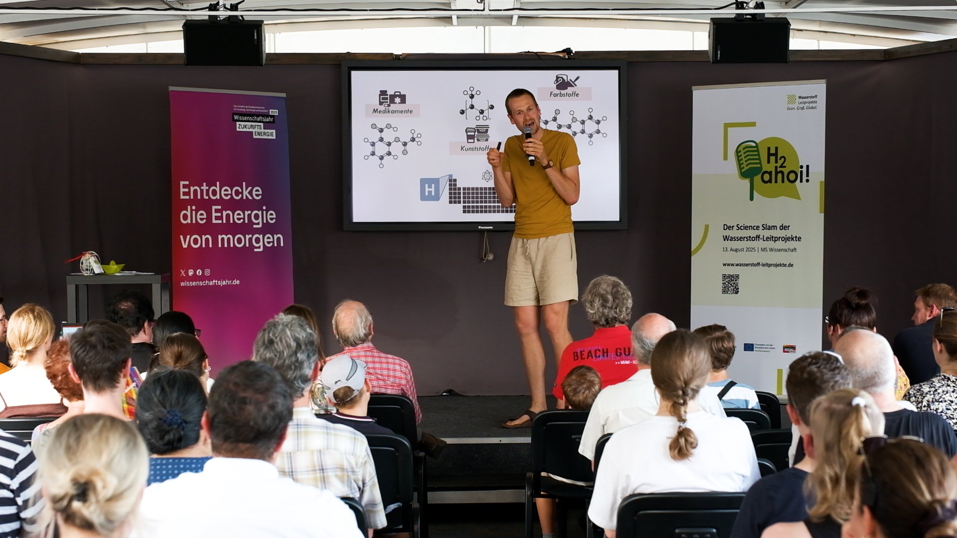 Arne Nisters vor Publikum an Bord der MS Wissenschaft.