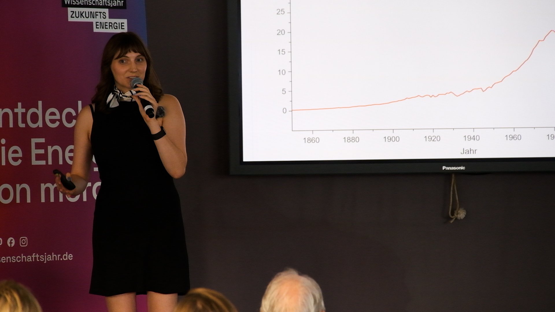 Christine Heume vor einer Leinwand an Bord der MS Wissenschaft.