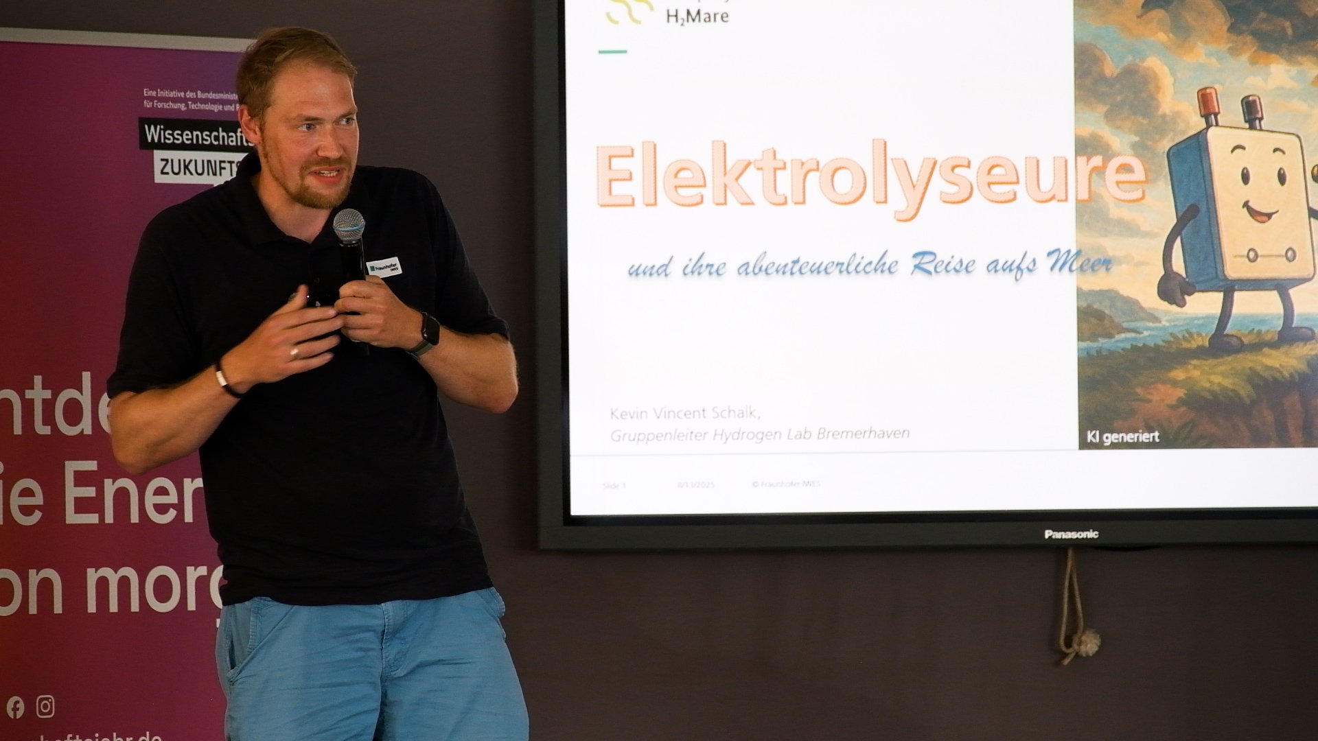 Kevin Schalk bei seinem Vortrag an Bord der MS Wissenschaft.