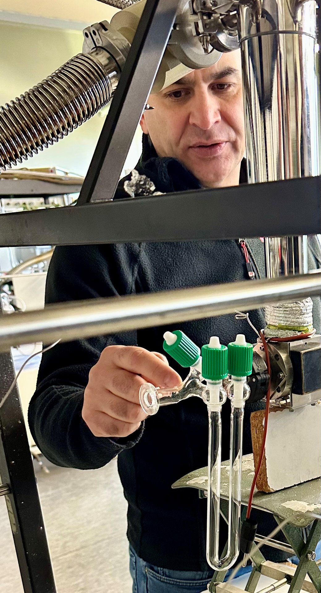 Dr. Artur Mardyukov baut eine Tieftemperatur-Matrixapparatur auf.