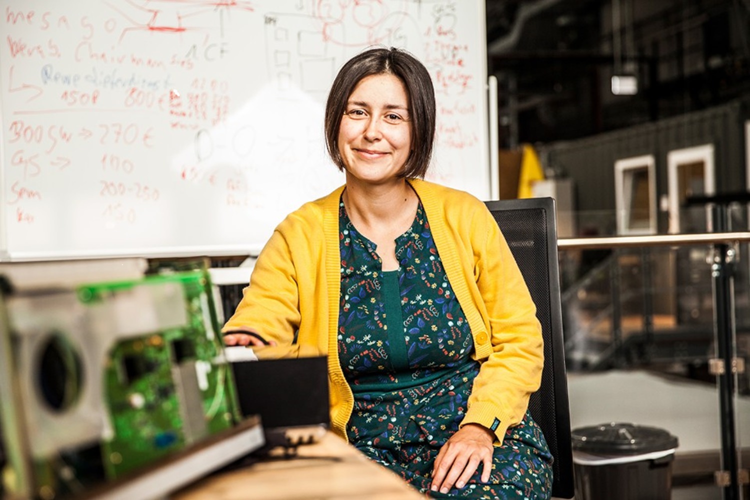 Porträt von Jana Rückschloss, die seit am Fraunhofer IZM seit 15 Jahren an Rohstoffen forscht.