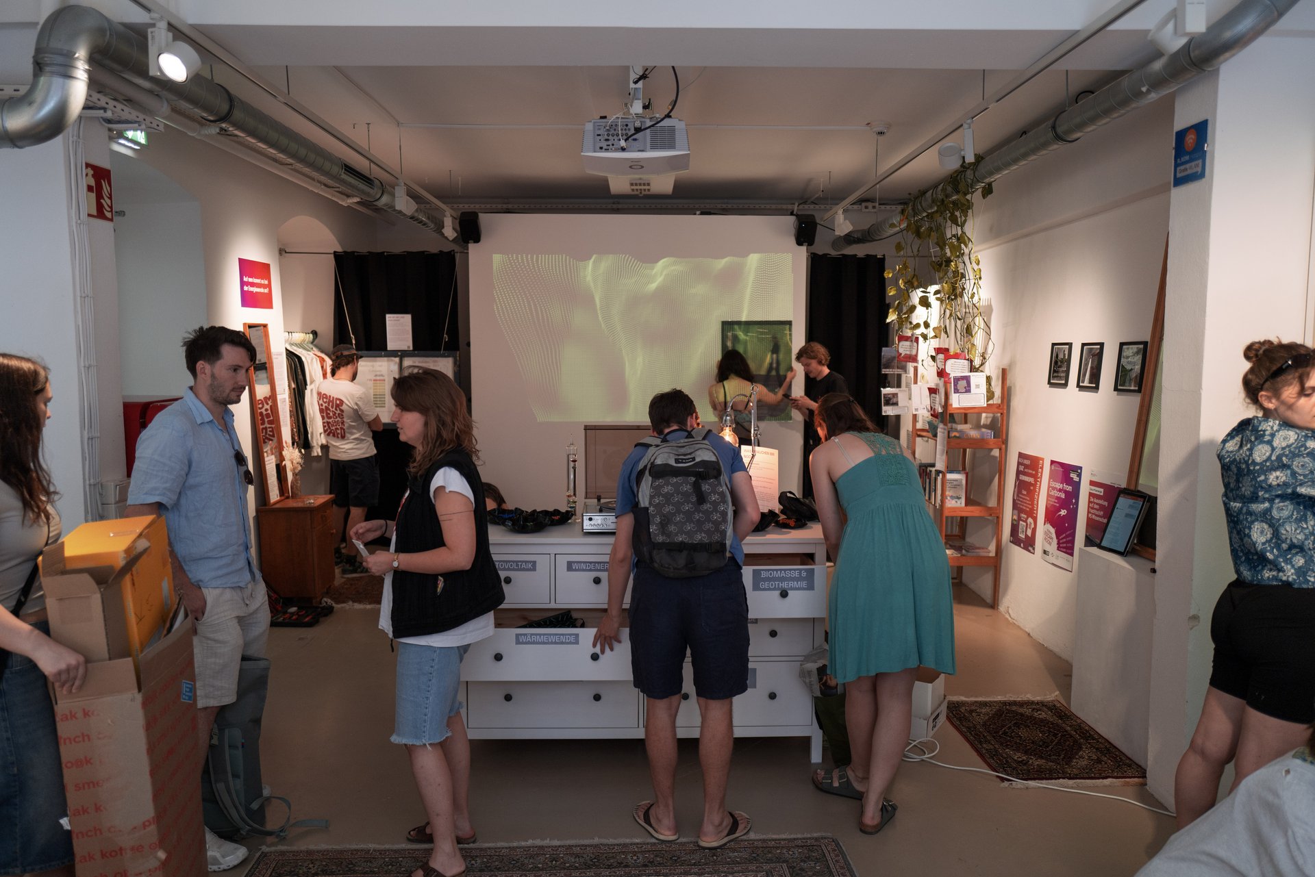 Die Aufnauphase des WG-Zimmers - mehrere Personen arbeiten im Ausstellungsraum an einzelnen Elementen.