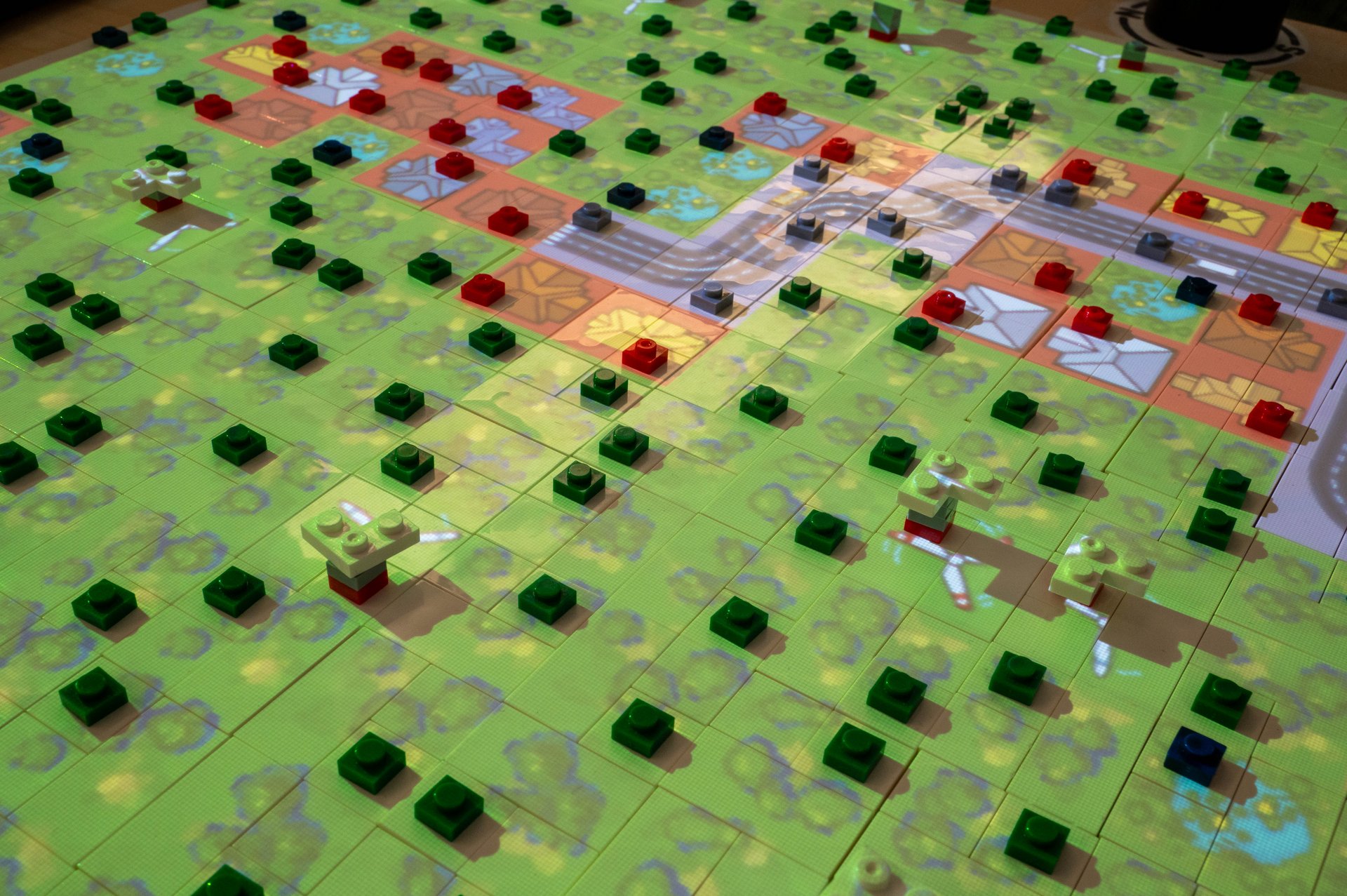 Modell-Windpark auf einem Legotisch - große Menge an Grünfläche sticht hervor.
