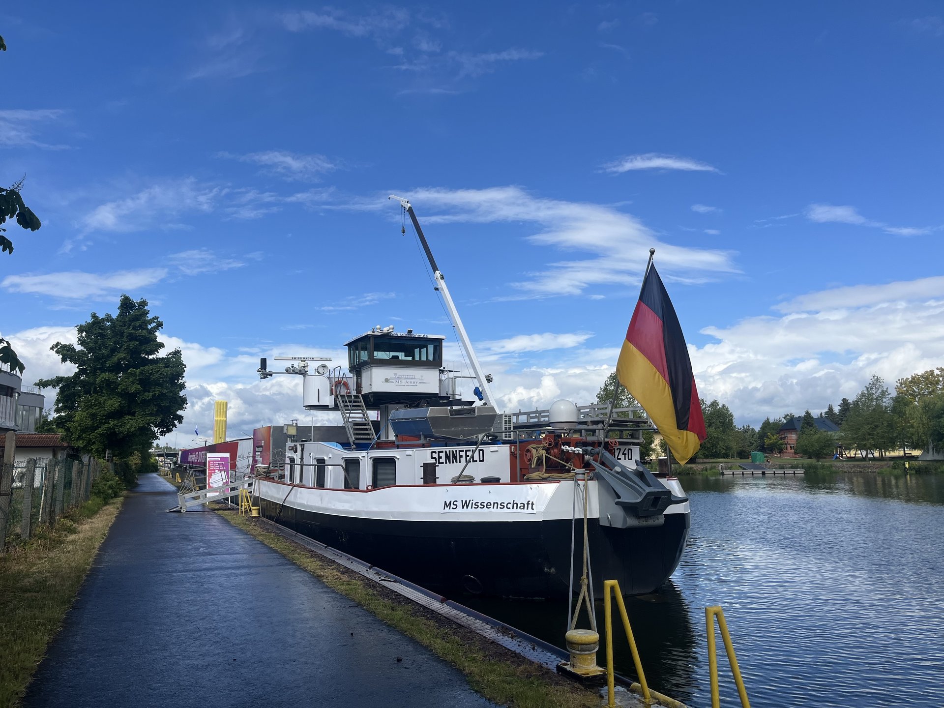 Schiff mit Deutschlandfahne und Aufschrift "MS Wissenschaft" liegt an Ankerplatz