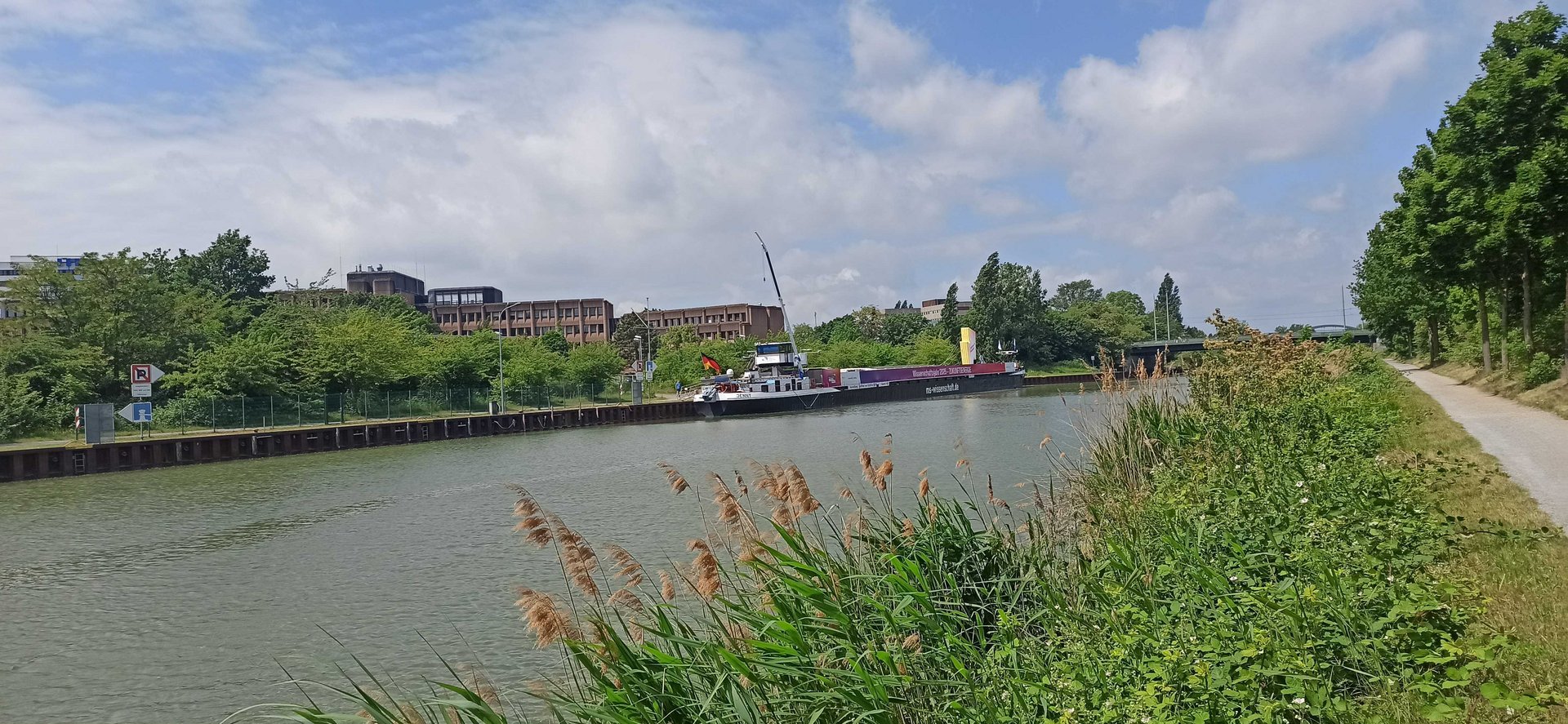 Schiff liegt an gegenüberliegendem Ufer an Ankerplatz