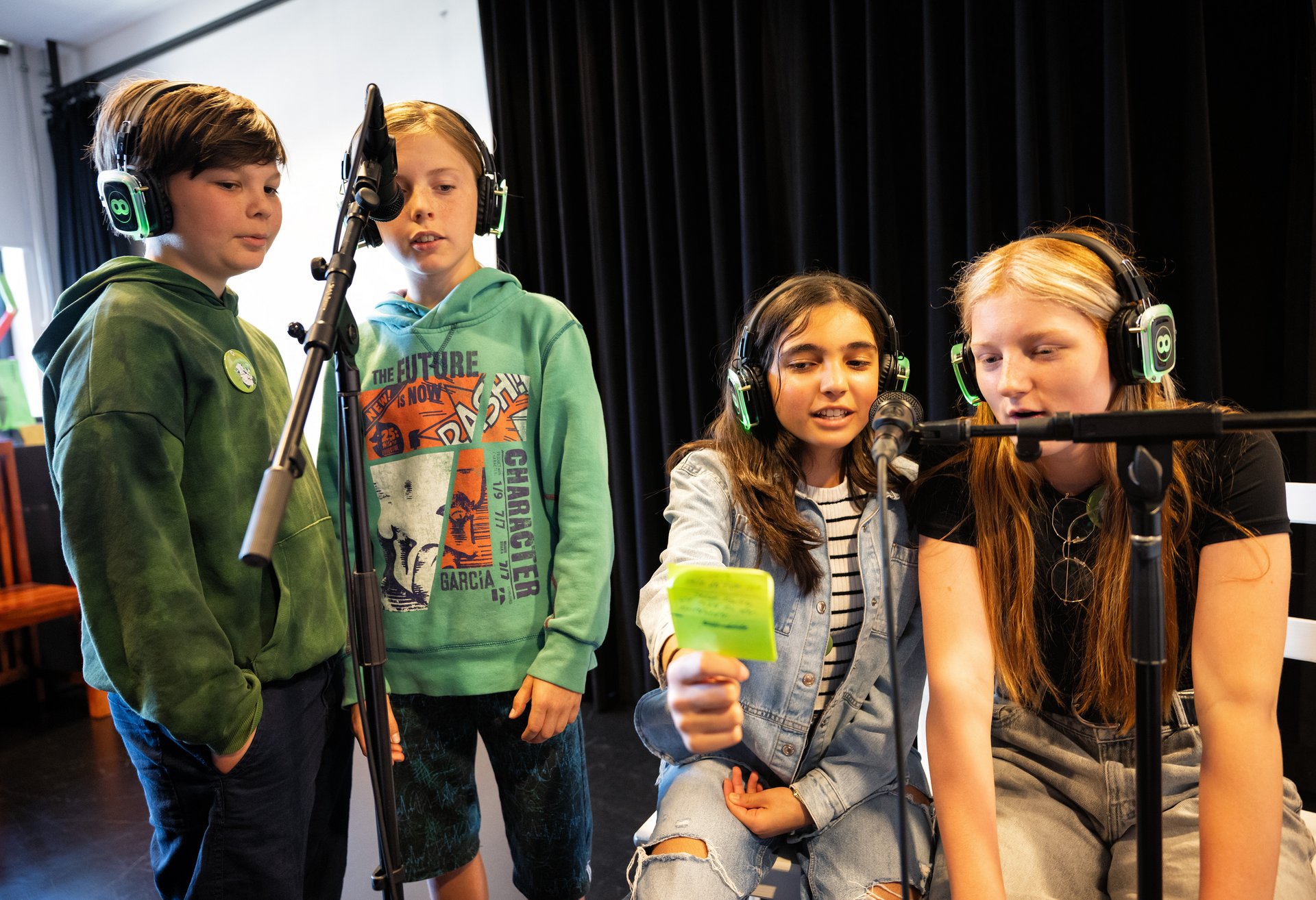 Schülerinnen und Schüler nehmen ein Hörspiel auf.