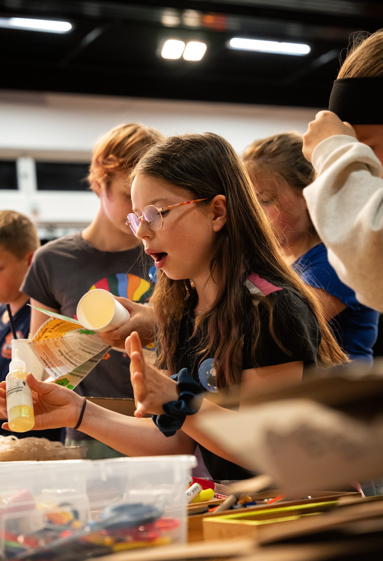 Schülerinnen und Schüler basteln Windkraftmodelle.