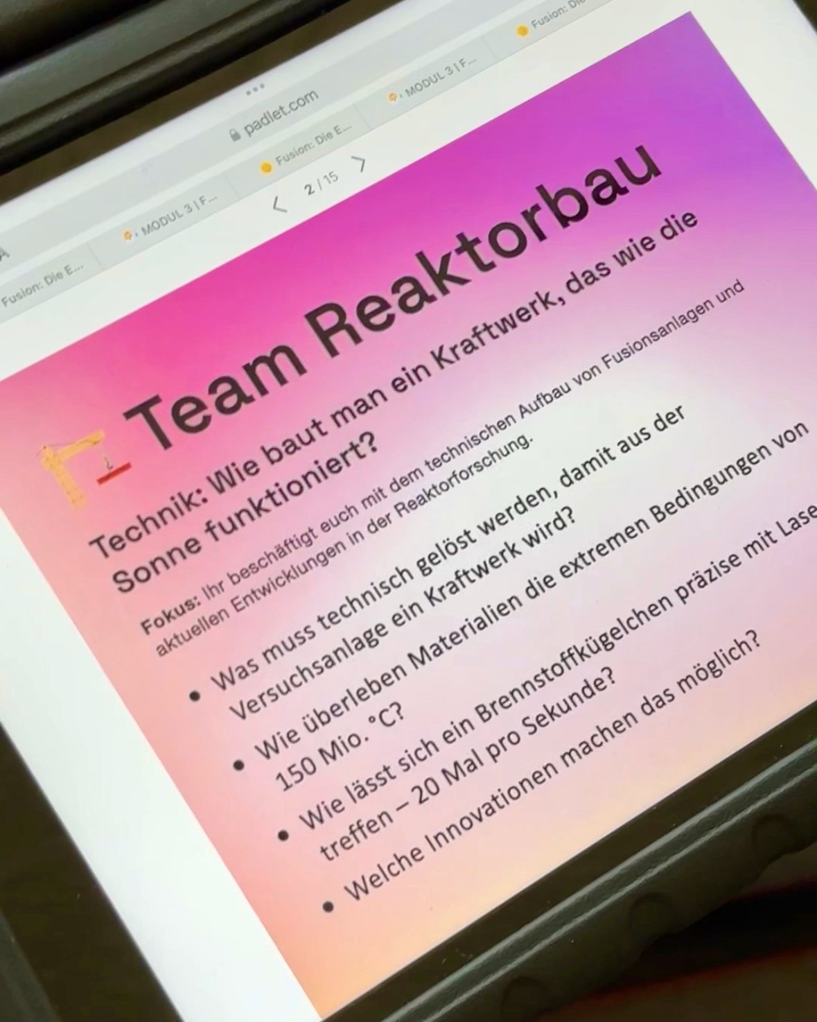 Bildschirm mit Präsentation mit der Überschrift "Team Reaktorbau"