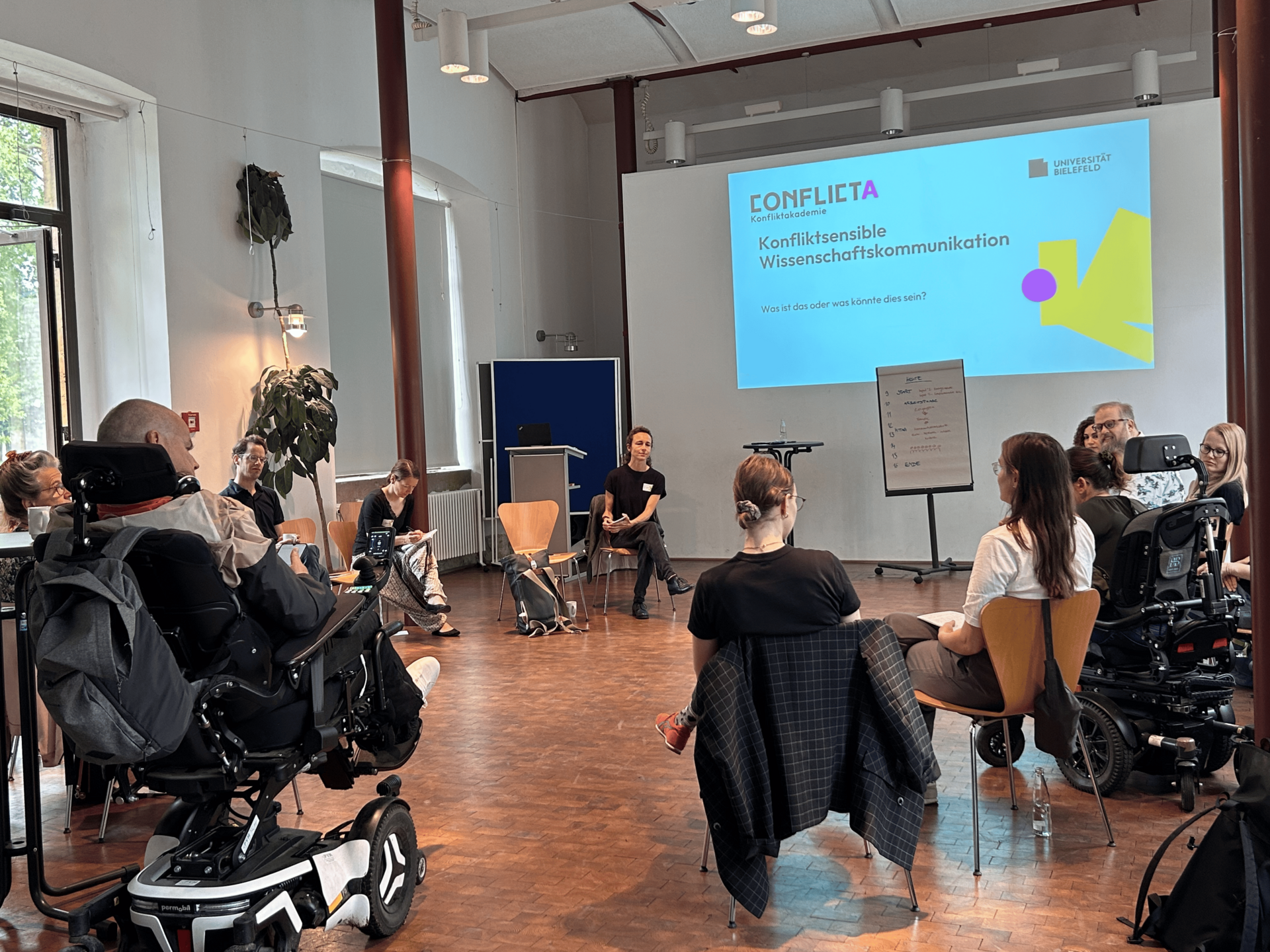 Stuhlkreis beim Workshop „Konfliktsensible Wissenschaftskommunikation“.