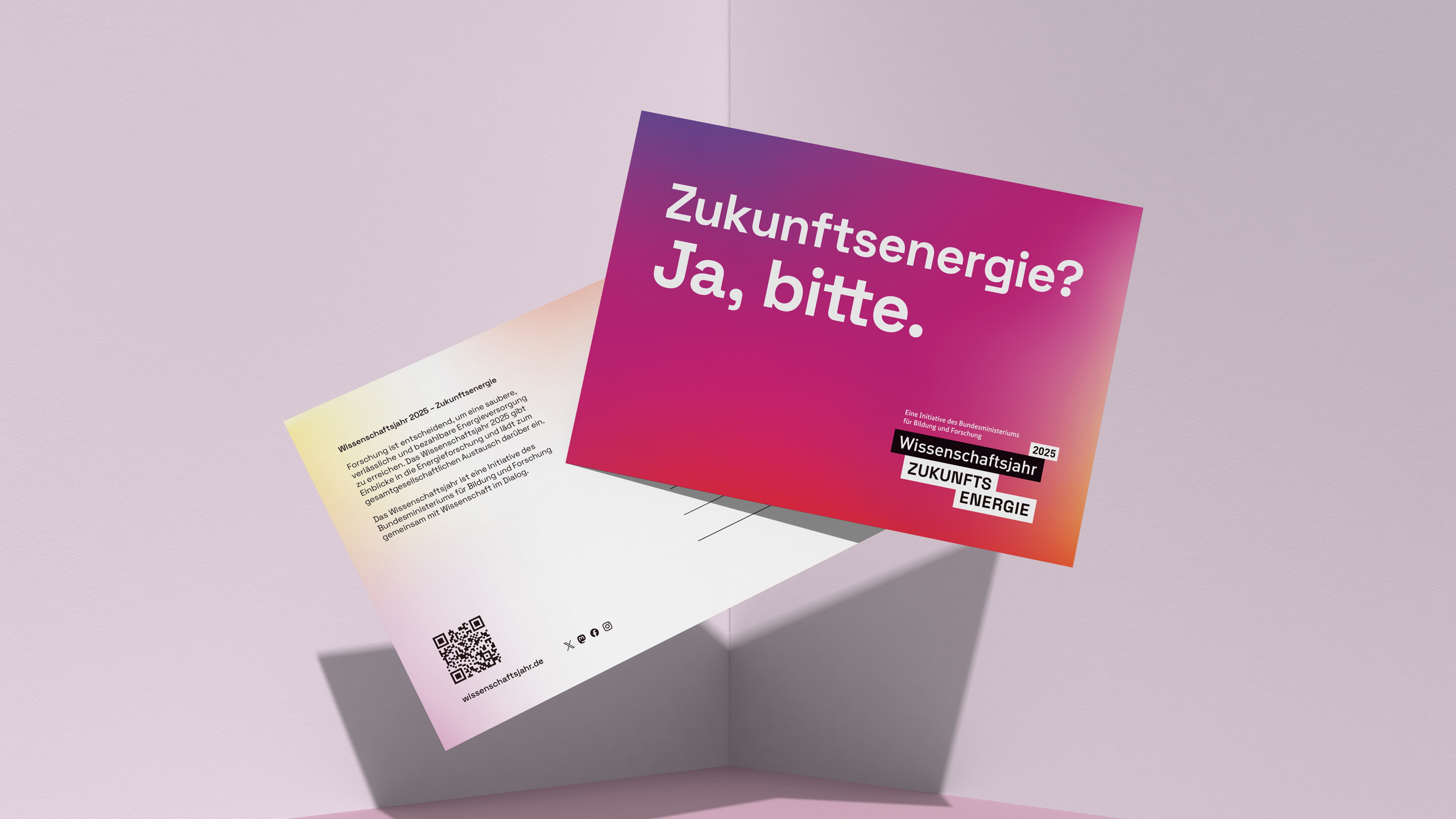 Postkarte des Wissenschaftsjahres 2025 – Zukunftsenergie mit der Aufschrift "Zukunftsenergie? Ja, bitte."
