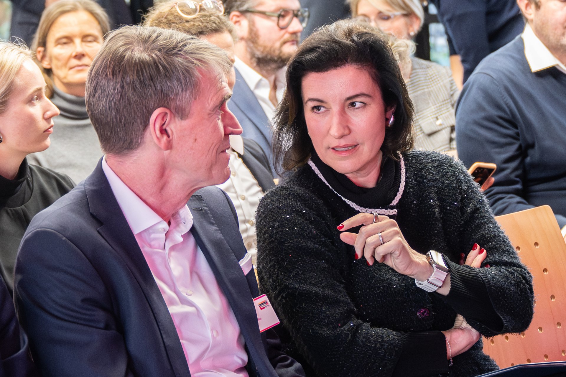 Bundesforschungsministerin Dorothee Bär im Gespräch mit einem neben ihr sitzenden Mann 