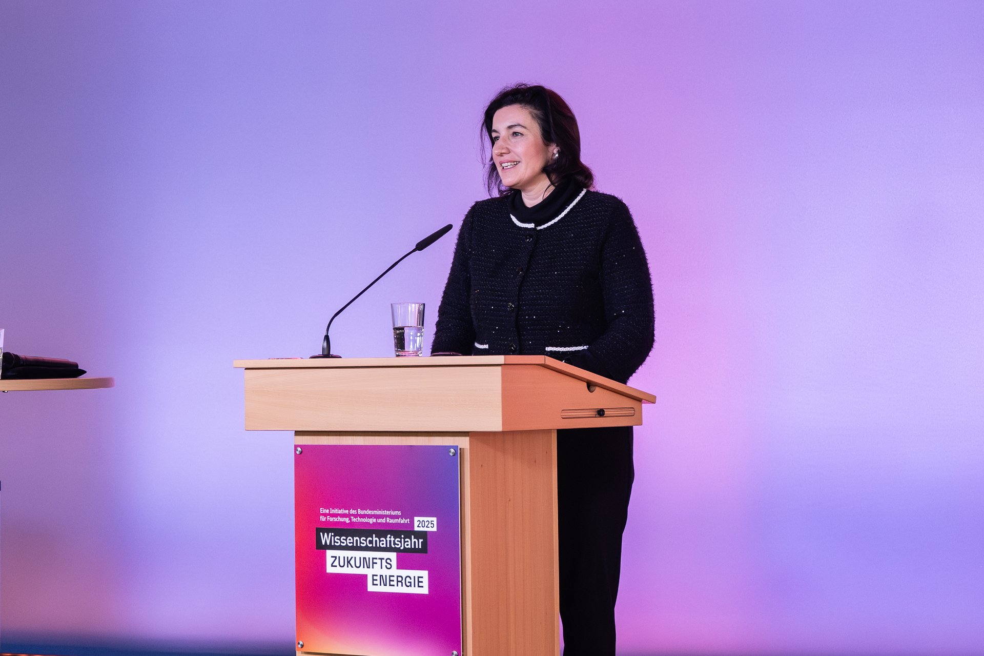 Bundesforschungsministerin Dorothee Bär steht am Rednerpult auf einer Bühne.