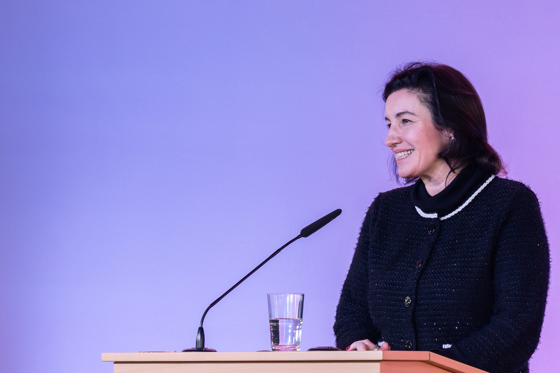 Bundesforschungsministerin Dorothee Bär steht am Rednerpult auf einer Bühne.