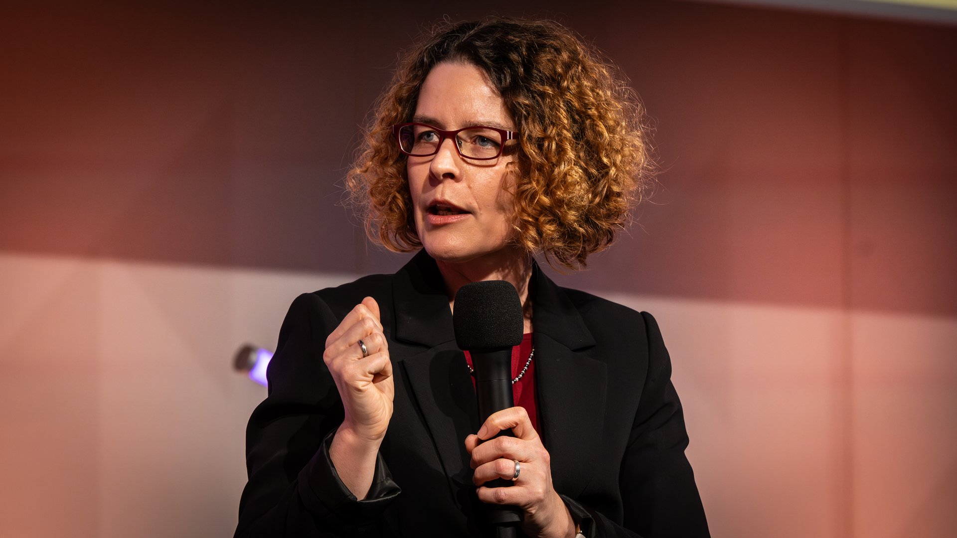 Prof. Dr. Regina Palkovits vom Forschungszentrum Jülich spricht in ein Mikrofon.