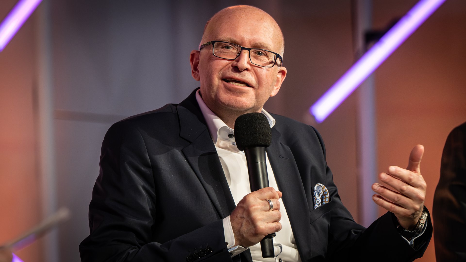 Prof. Dr. Jürgen Janek von der JLU Gießen spricht in ein Mikrofon.