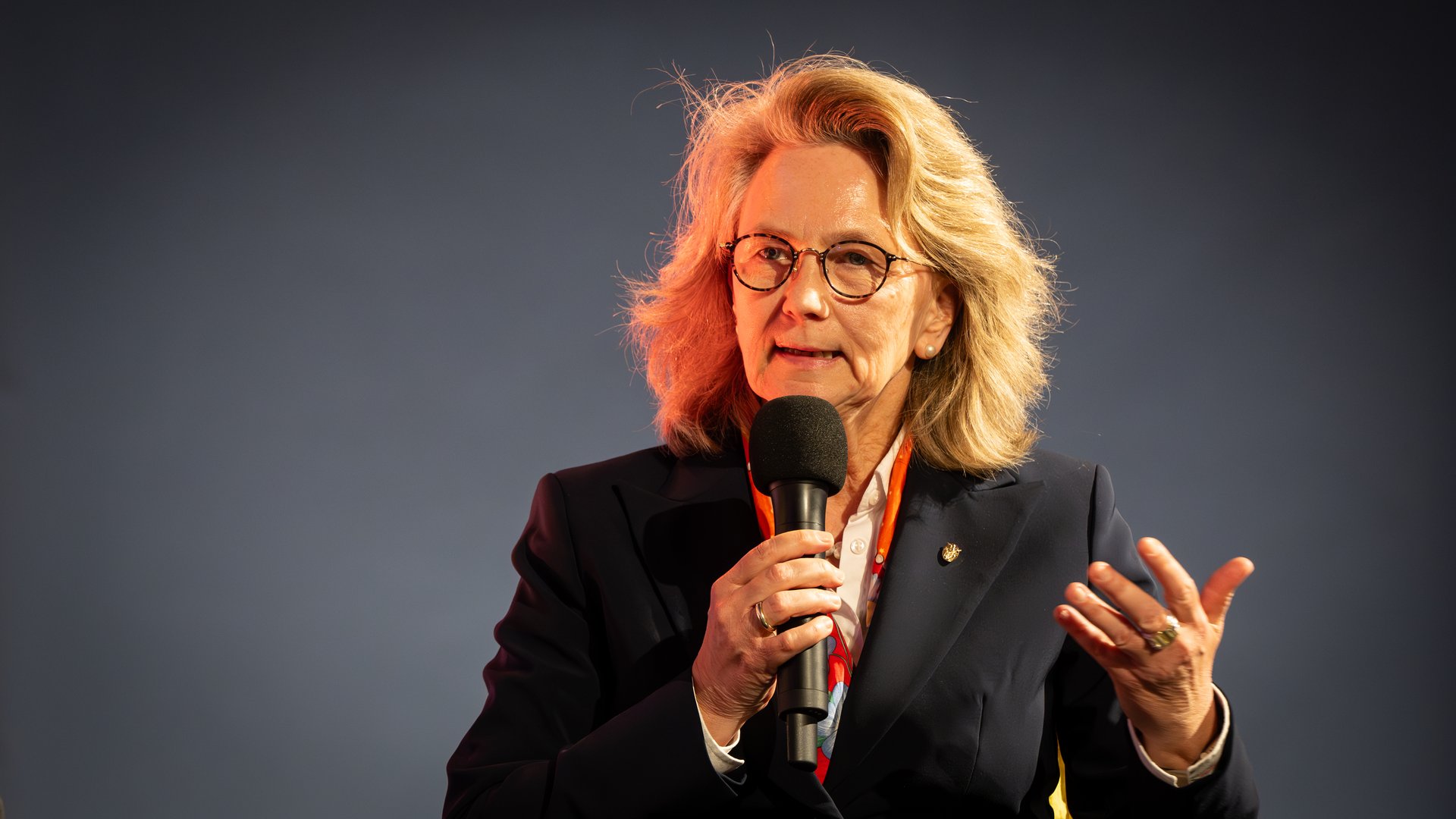 Prof. Dr. Bettina Rockenbach, Präsidentin der Leopoldina, spricht in ein Mikrofon.