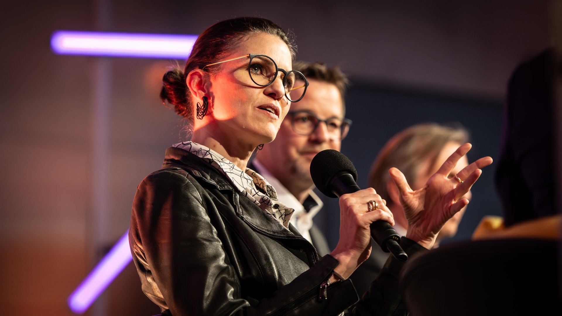 Prof. Dr. Cornelia Betsch spricht in ein Mikrofon.