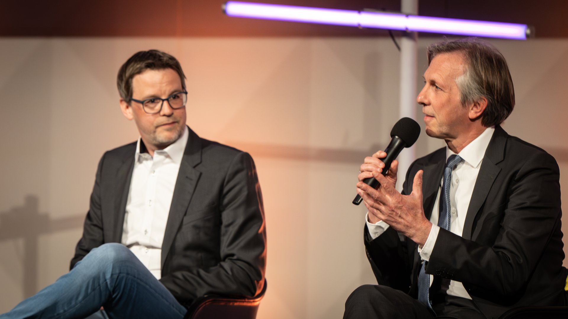 Prof. Dr. Marius Ragwitz sitzt neben Prof. Dr. Daniel Nölleke und spricht in ein Mikrofon.