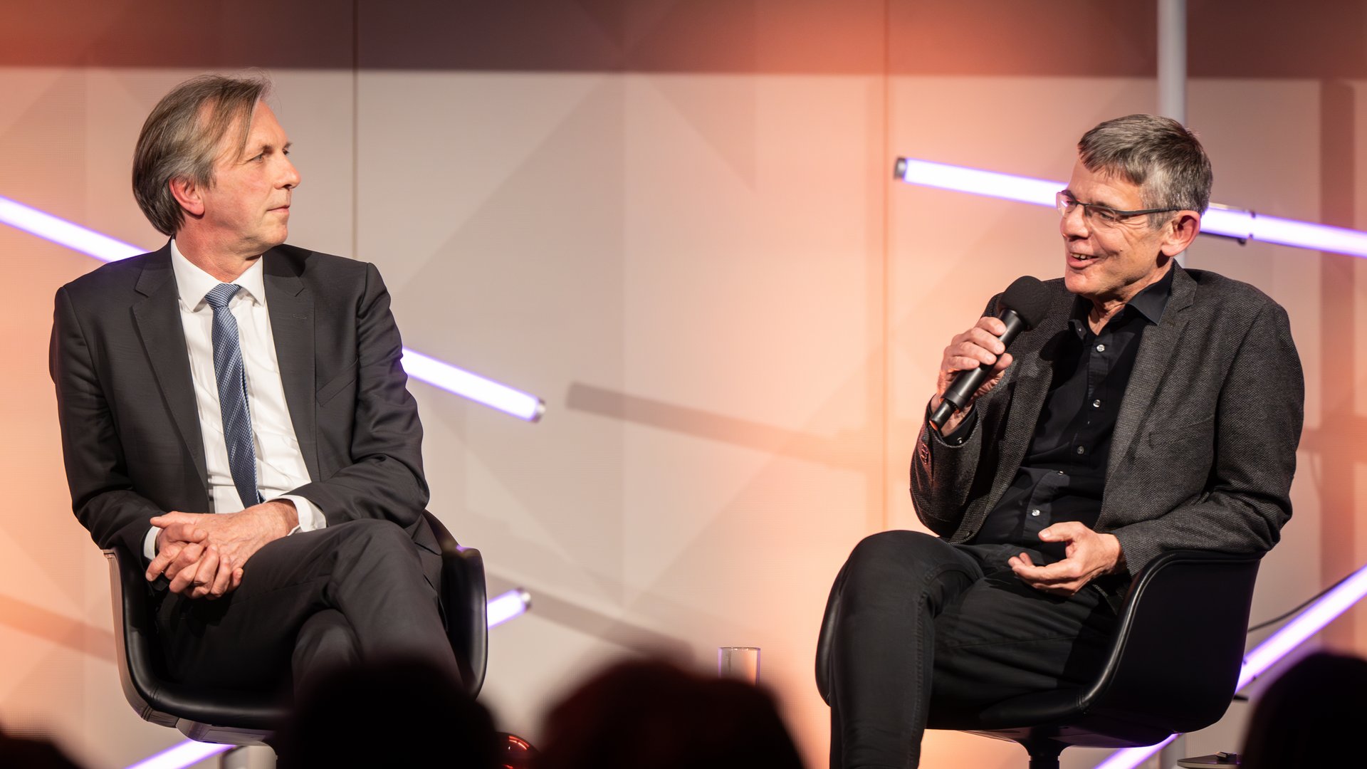 Prof. Dr. Hartmut Zohm sitzt neben Prof. Dr. Mario Ragwitz und spricht in ein Mikrofon.