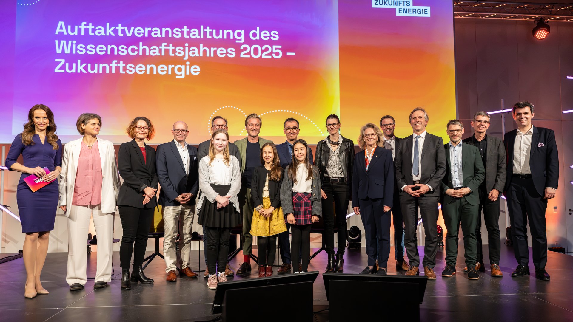 Die Beteiligten der Auftaktveranstaltung zum Wissenschaftsjahr 2025 stehen nebeneinander auf der Bühne.