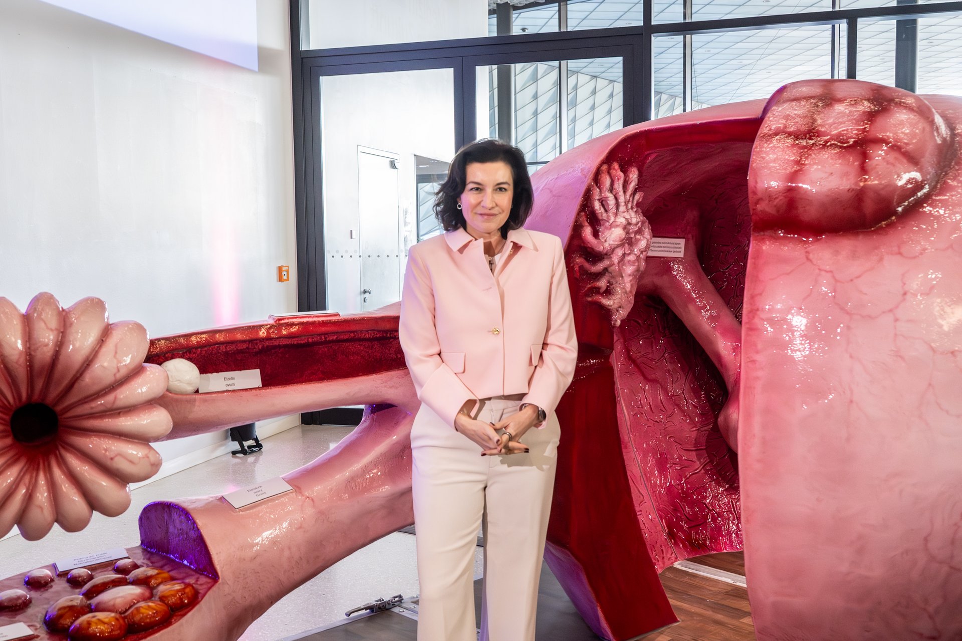 Bundesforschungsministerin Dorothee Bär vor einem Gebärmuttermodel im Berliner Futurium.