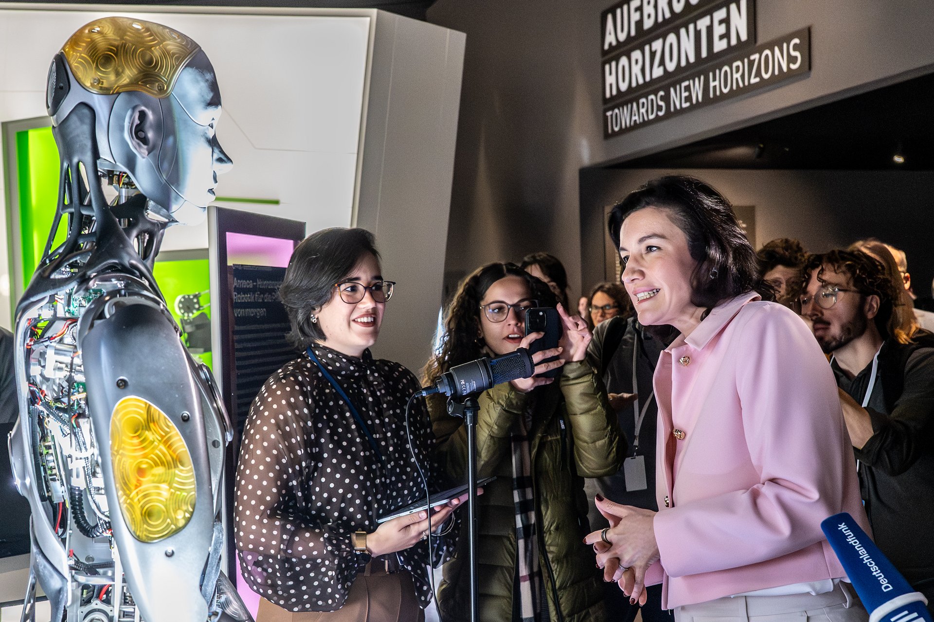 Bundesforschungsministerin Dorothee Bär im Gespräch mit einem Roboter im Berliner Futurium.