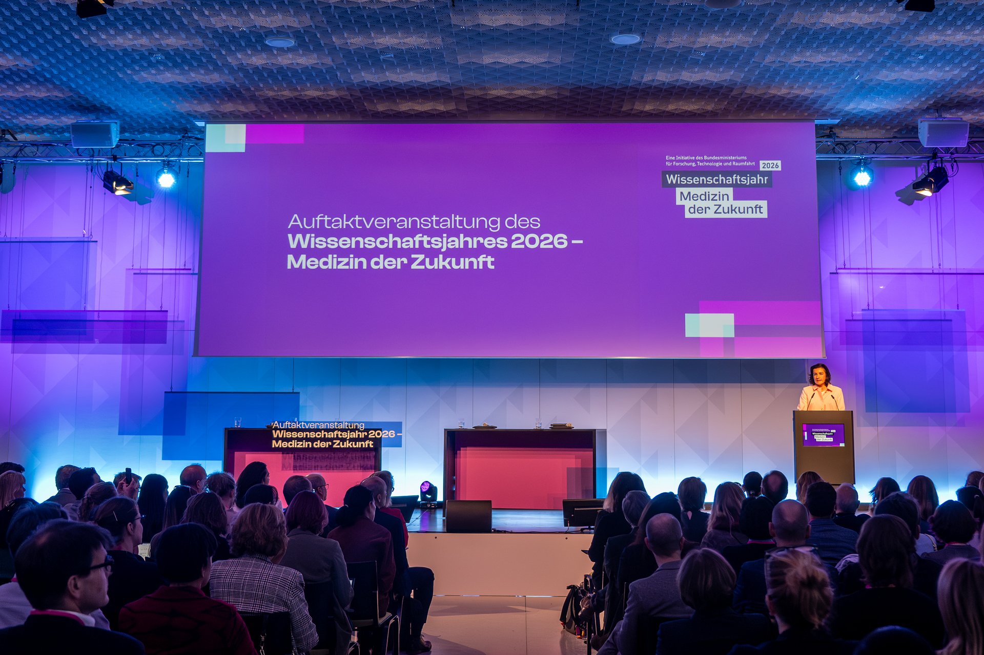 Bundesforschungsministerin Dorothee Bär auf der Bühne bei der Auftaktveranstaltung des Wissenschaftsjahres 2026.