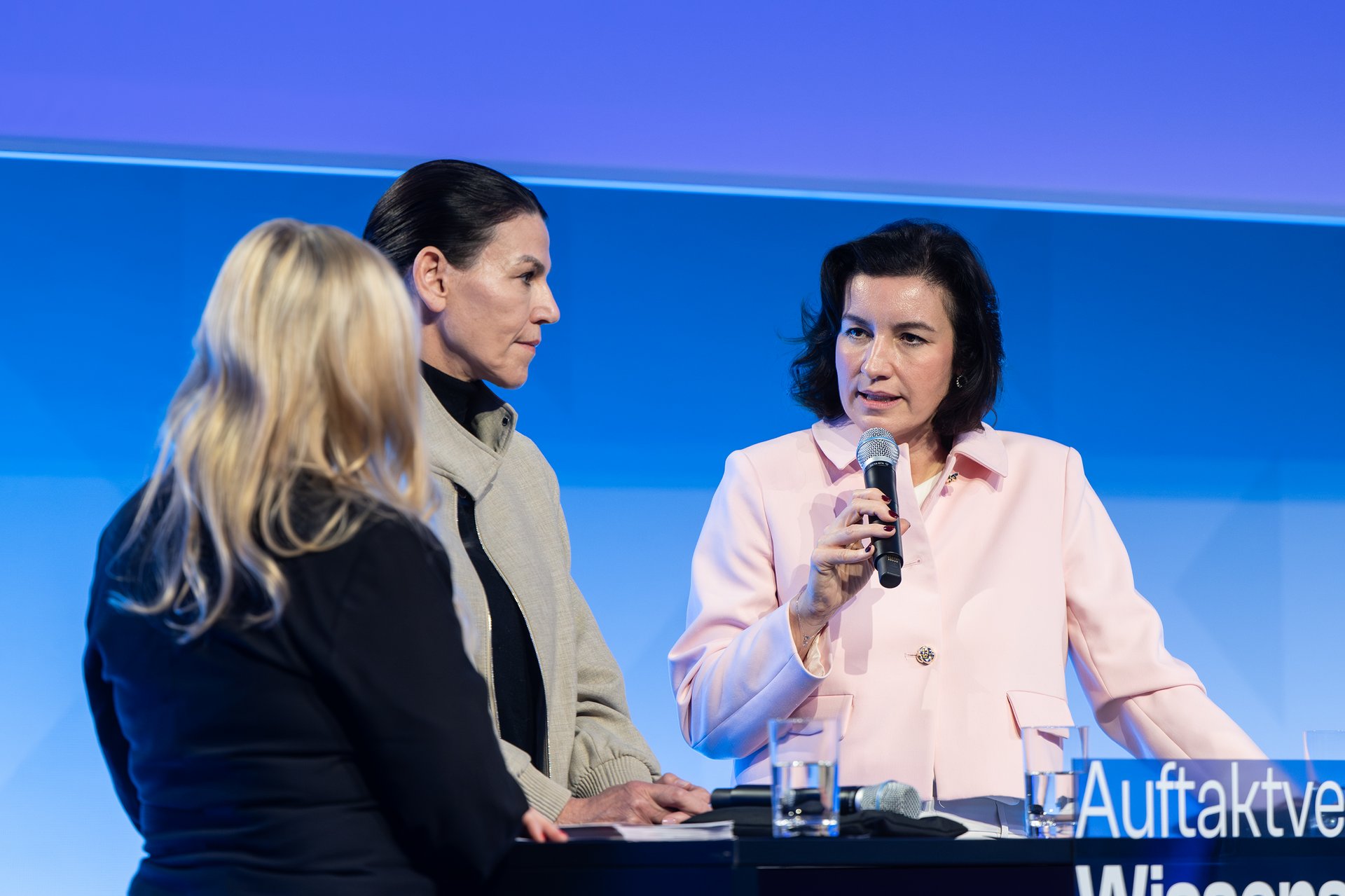 Bundesforschungsministerin Dorothee Bär im Gespräch mit Wissenschaftlerinnen.