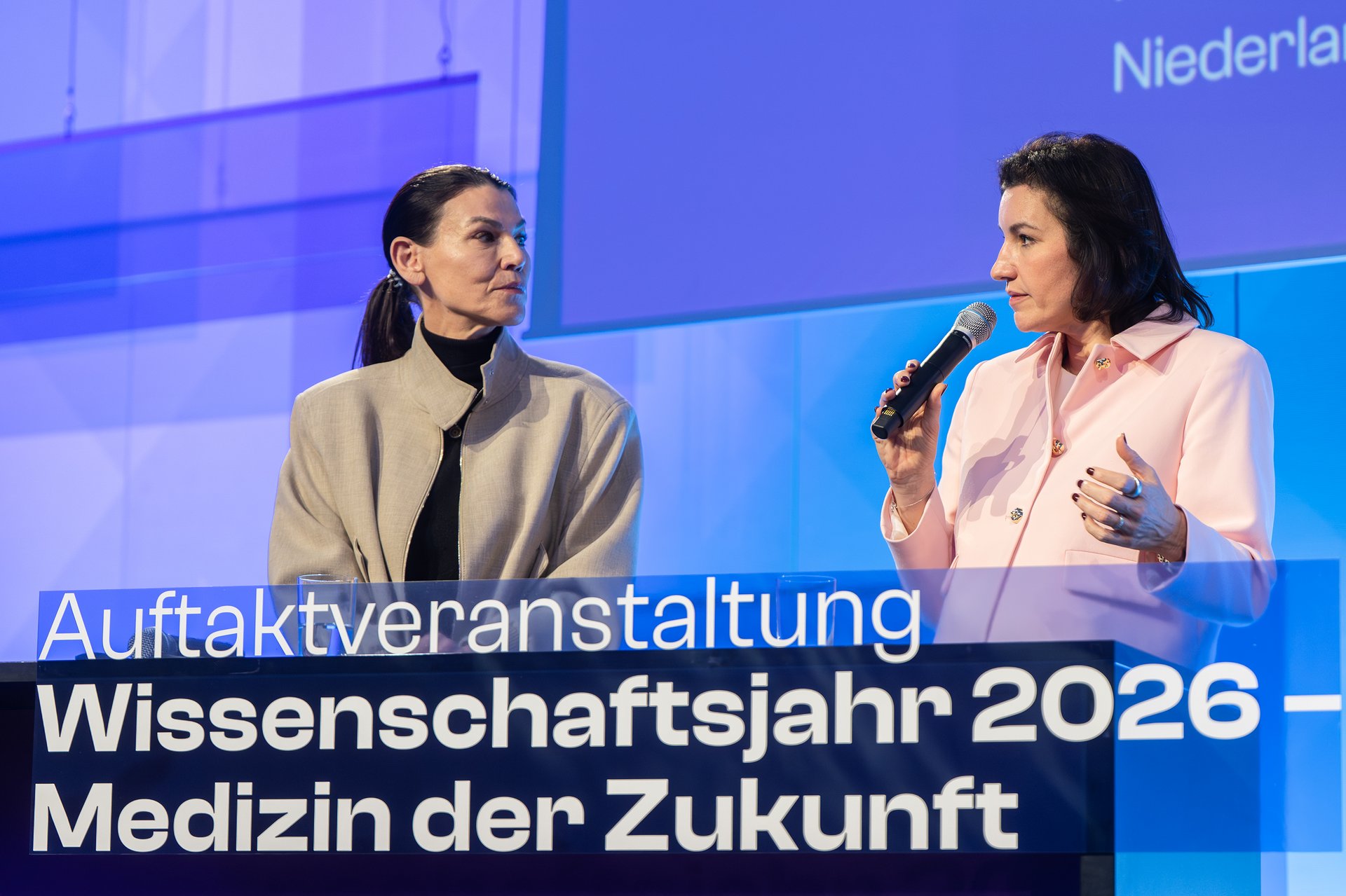 Bundesforschungsministerin Dorothee Bär im Gespräch mit Wissenschaftlerinnen auf der Bühne.