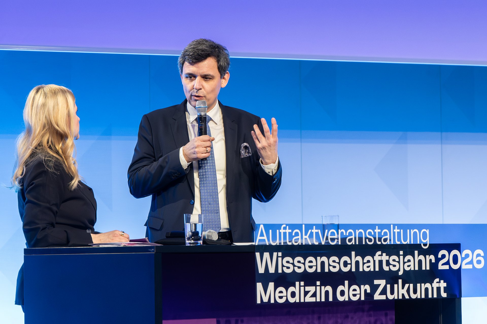 Moderatorin Stephanie Hielscher im Gespräch mit Dr. Stefan Brandt auf der Bühne.