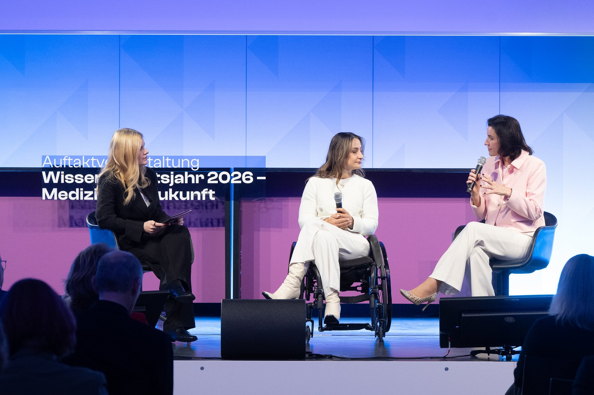 Bundesforschungsministerin Dorothee Bär, Kristina Vogel und Stephanie Hielscher auf der Bühne.