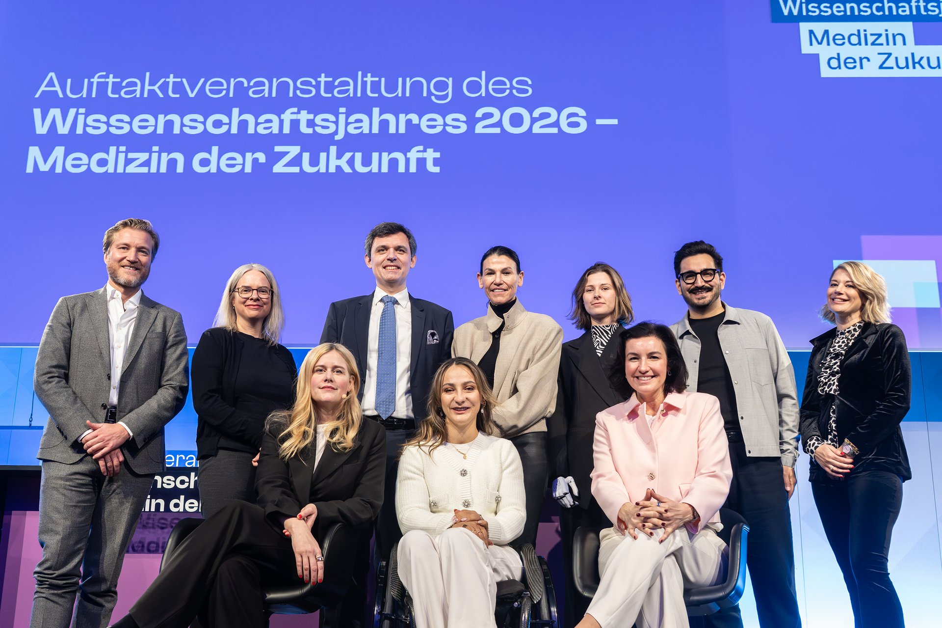 Gruppenfoto aller Beteiligten auf der Bühne.