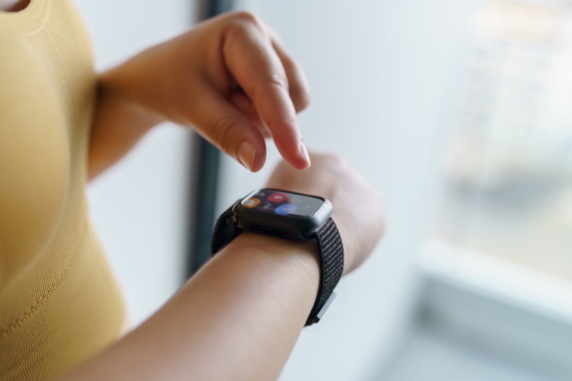 WJ26_Digitalisierung_Wearable Eine Frau tippt auf ihrer Smartwatch.